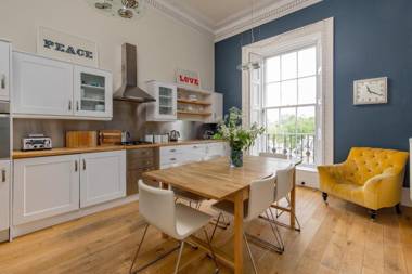 325 - Delightful 2 bedroom apartment situated in typical 18th century square