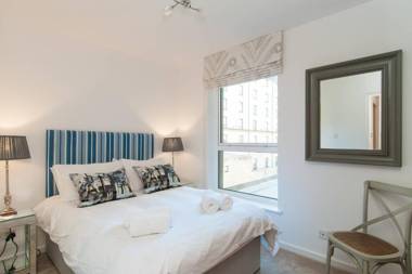 379 Luxury 3 bedroom city centre apartment with private parking and lovely views over Arthur's seat