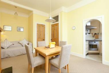 380 Charming one bedroom property in an attractive residential area with great cafes restaurants and shops nearby