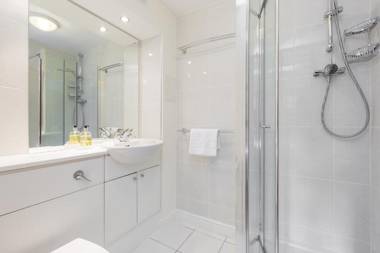 388 Fabulous 2 bedroom apartment with parking 2 minutes walk from the Royal Mile