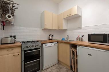 412 Lovely 2 bedroom apartment in Abbeyhill Colonies near Holyrood Park and Calton Hill