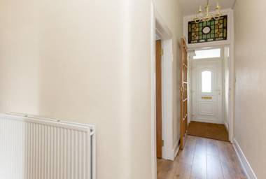 414 Spacious 1 bedroom ground floor apartment near Leith with sofa bed in living room