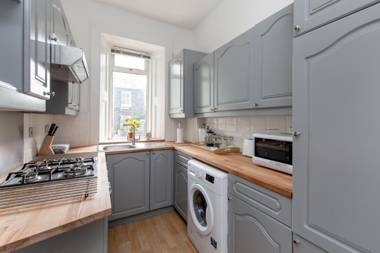 414 Spacious 1 bedroom ground floor apartment near Leith with sofa bed in living room