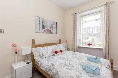 414 Spacious 1 bedroom ground floor apartment near Leith with sofa bed in living room