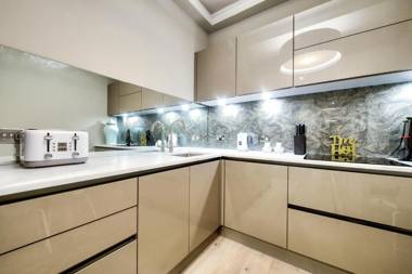 Hamilton Place - Beautiful and central city apartment with private entrance sleeps 4