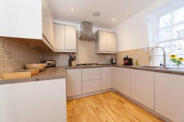 Queensferry Street Lane - Fantastic 2 BR City Centre Mews House with free secure parking!