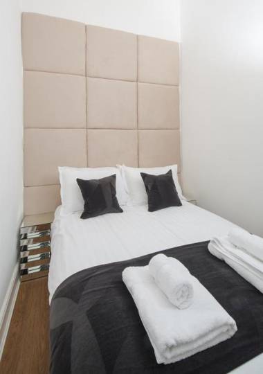 Edinburgh Castle Apartments