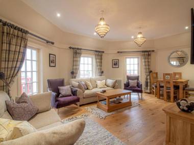 Luxury Royal Mile Apartment by the Castle - Sleeps 4