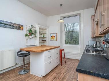 Pass the Keys Renovated 2 Beds flat near City Centre and Meadows