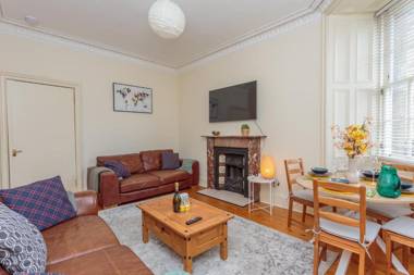 2 Bedroom Victorian apartment Leith FREE Parking