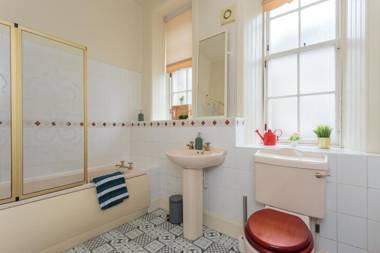 2 Bedroom Victorian apartment Leith FREE Parking