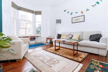Spacious 3 Bedroom Flat in Edinburgh