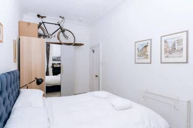 Spacious 3 Bedroom Flat in Edinburgh