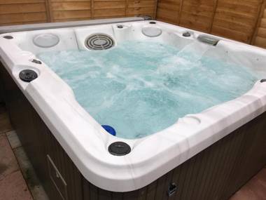 Sunset Retreat Lodge with Hot Tub