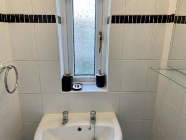 Two Bedroom Apartment by Klass Living Serviced Accommodation & Apartments Airdrie - Nicol Apartment With WiFi & Parking