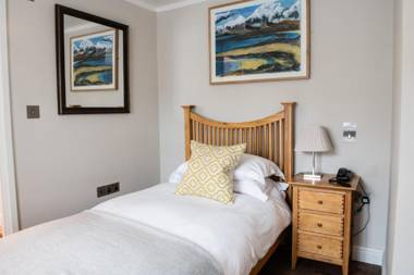 Wheelwrights Arms Country Inn & Pub