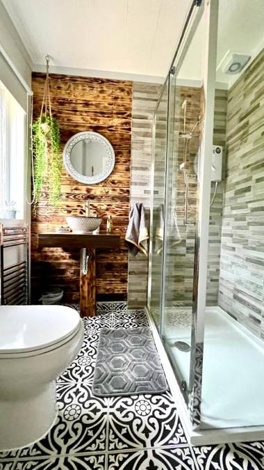 Luxurious mountain retreat lodge Hunters Quay