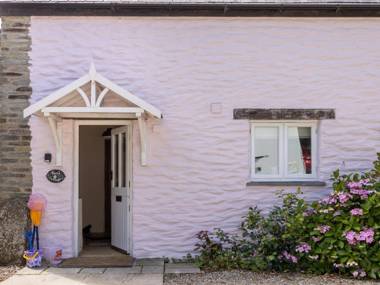 Berry Cottage - 4 Bedroom Pet-Friendly Cottage Sleeping 8