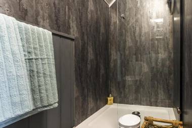 Holey Moley Lodge - 2 Bedroom - Llanteg - Pembrokeshire