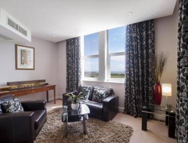 Admiralty Hotel & Restaurant