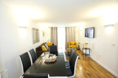 Lovely View 2 beds 2 bath Apartment London