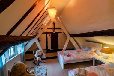 Captivating 6 Bed Cottage in the village of Moulso