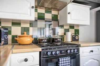 Stunning character 2bed Cottage in St Albans Wifi