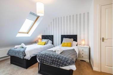 Modern Contractor House & Garden & Free Parking by ComfyWorkers