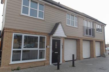 The Coach House - London Heathrow Serviced Apartments