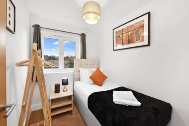 London Heathrow Living Holywell Serviced Houses - 3 and 4 bedrooms