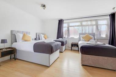 Heathrow Living St Annes Serviced House 5 bedrooms 3 bath