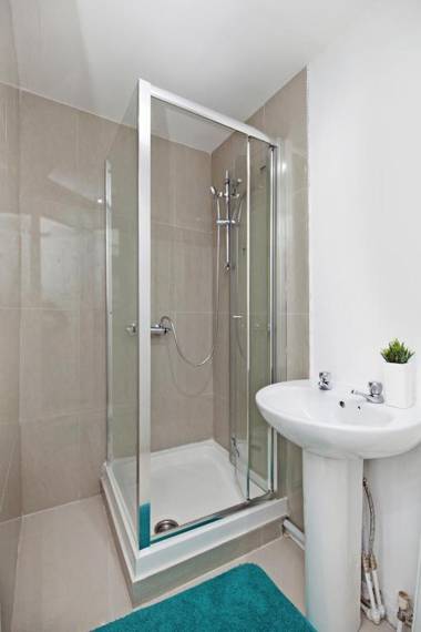 4 Bedrooms Self Catering Dagenham House Free Wifi & Netfix