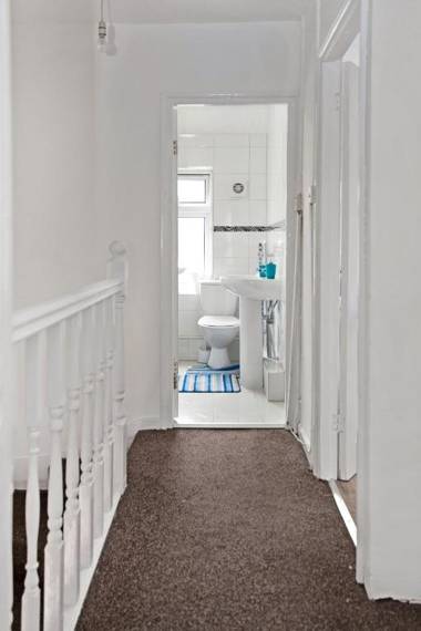 4 Bedrooms Self Catering Dagenham House Free Wifi & Netfix