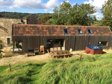 Large Boutique Holiday House with hot tub near Bath