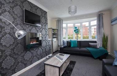 Contractor House & M54 & Free Parking by ComfyWorkers