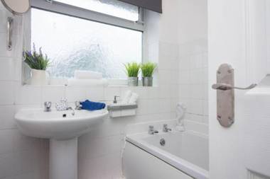 Contractor House & M54 & Free Parking by ComfyWorkers