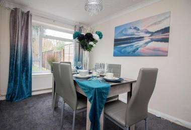 Contractor House & M54 & Free Parking by ComfyWorkers