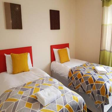 Eddiwick House - Huku Kwetu Dunstable -Spacious 3 Bedroom House- Sleeps 6 - Suitable & Affordable Group Accommodation - Business Travellers