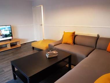 Chelsea House-Huku Kwetu Dunstable-3 Bedroom House - Suitable & Affordable -Business Travellers - Group Accommodation - Comfy Spacious with Lovely Garden Views