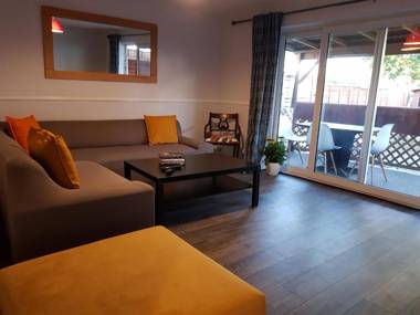 Chelsea House-Huku Kwetu Dunstable-3 Bedroom House - Suitable & Affordable -Business Travellers - Group Accommodation - Comfy Spacious with Lovely Garden Views