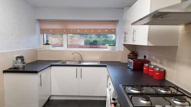 Chelsea House-Huku Kwetu Dunstable-3 Bedroom House - Suitable & Affordable -Business Travellers - Group Accommodation - Comfy Spacious with Lovely Garden Views
