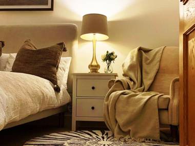 Cheerful 2-bed cottage with 2 free parking Leeds