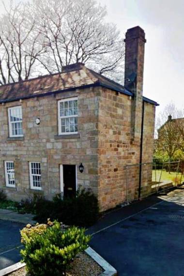 Cheerful 2-bed cottage with 2 free parking Leeds