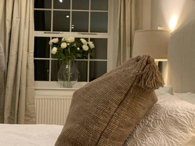 Cheerful 2-bed cottage with 2 free parking Leeds