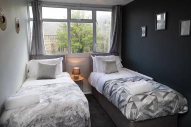Large Modern Contractor House - FREE Parking - Staycations Welcome by ComfyWorkers