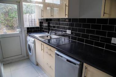 Large Modern Contractor House - FREE Parking - Staycations Welcome by ComfyWorkers