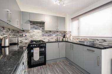 Lovely 3 Bed House-Tilbury-Free parking