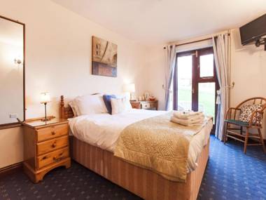 OYO Ye Olde Bowling Green Inn