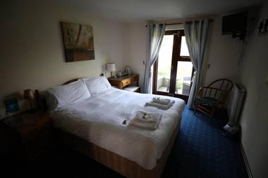 OYO Ye Olde Bowling Green Inn