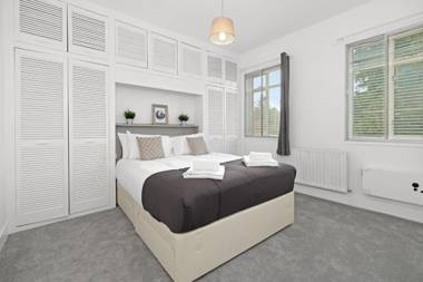 Heathrow Living Stanwell Serviced House 5 bedrooms